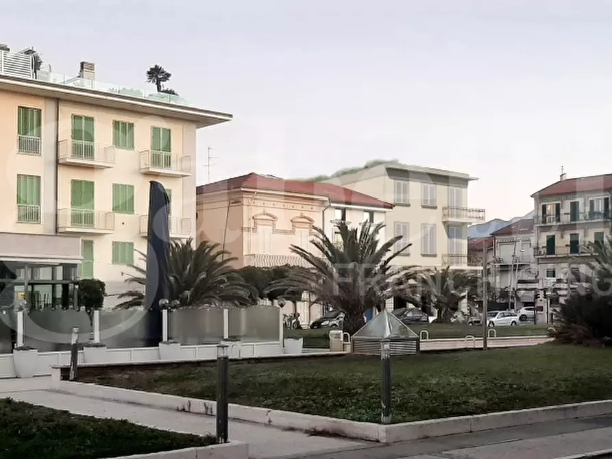 Immagine 9 di Palazzo in vendita  in Piazza Lemmetti a Camaiore