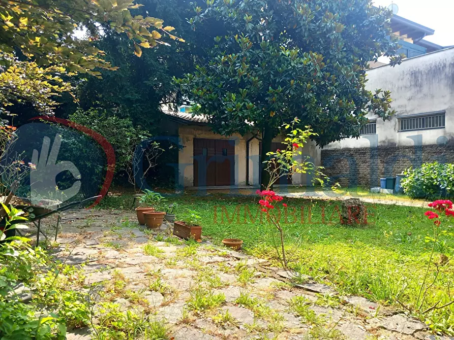 Immagine 11 di Villa in vendita  in Via Dante Alighieri, 15 a Limbiate