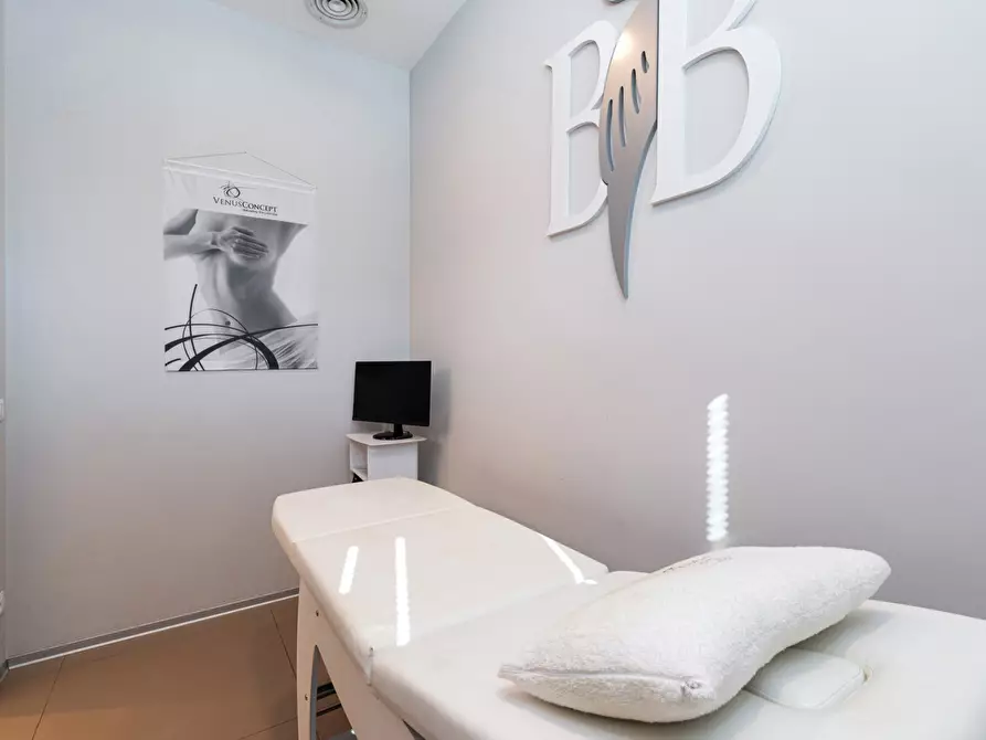 Immagine 24 di Negozio in vendita  in Via Giovanni Gastaldi, 40 a Roma