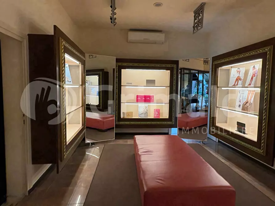 Immagine 4 di Negozio in vendita  in Viale Gramsci, 0 a Cervia