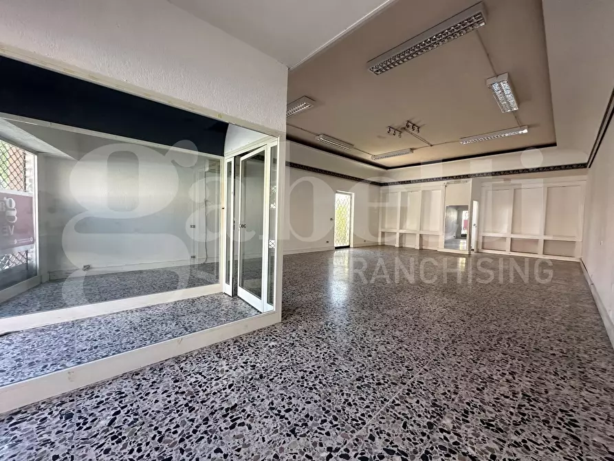 Immagine 5 di Negozio in vendita  in Via Roma, 2 a Capoterra