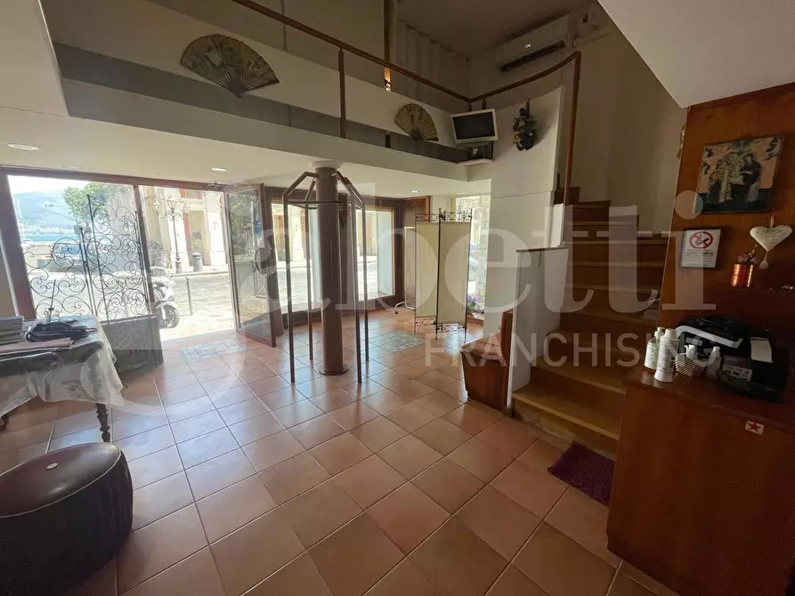 Immagine 4 di Negozio in vendita  in Piazza Traniello, 27 a Gaeta