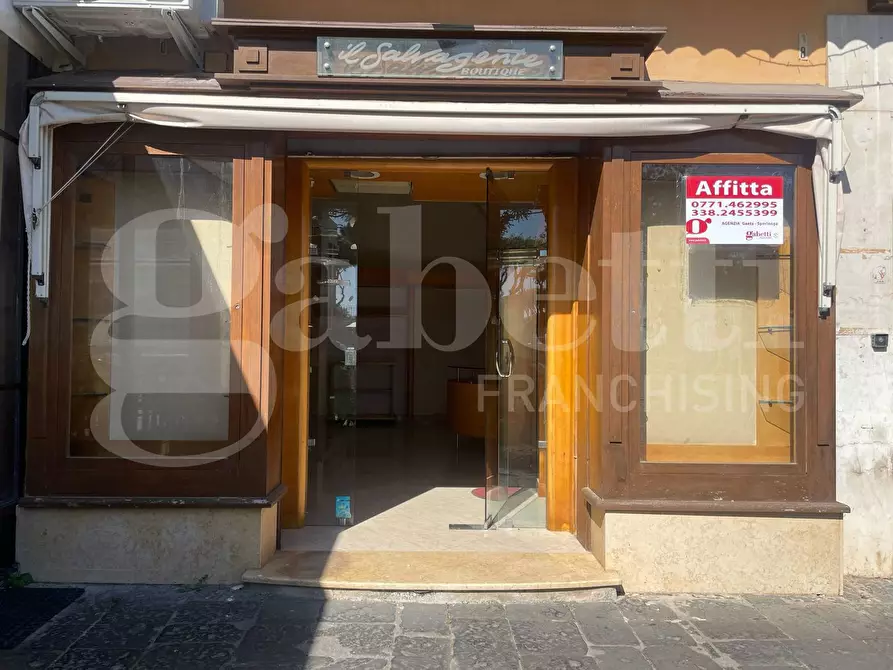 Immagine 8 di Negozio in affitto  in Via Faustina, 40 a Gaeta