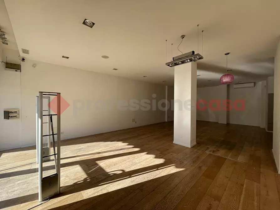 Immagine 6 di Negozio in affitto  in Via Antonio Gramsci a Corciano