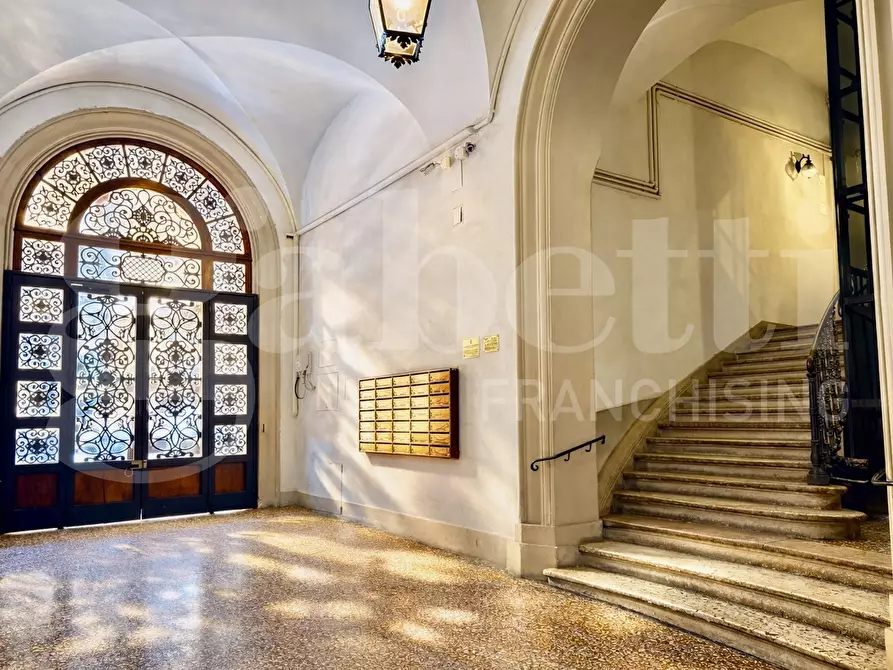 Immagine 1 di Appartamento in vendita  in Via Farini, 24 a Bologna