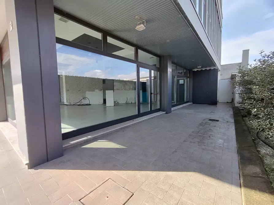 Immagine 19 di Negozio in affitto  in Via Einaudi a Perugia