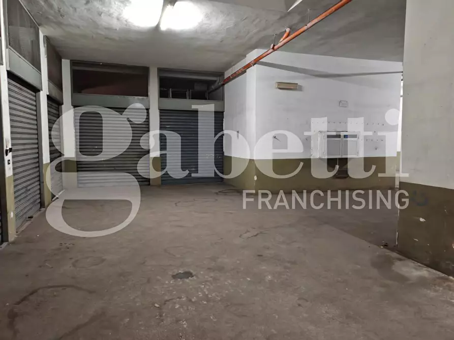 Immagine 4 di Magazzino in vendita  in Via Gramsci a Trani