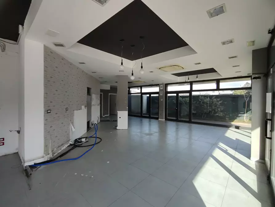 Immagine 2 di Negozio in affitto  in Via Einaudi a Perugia