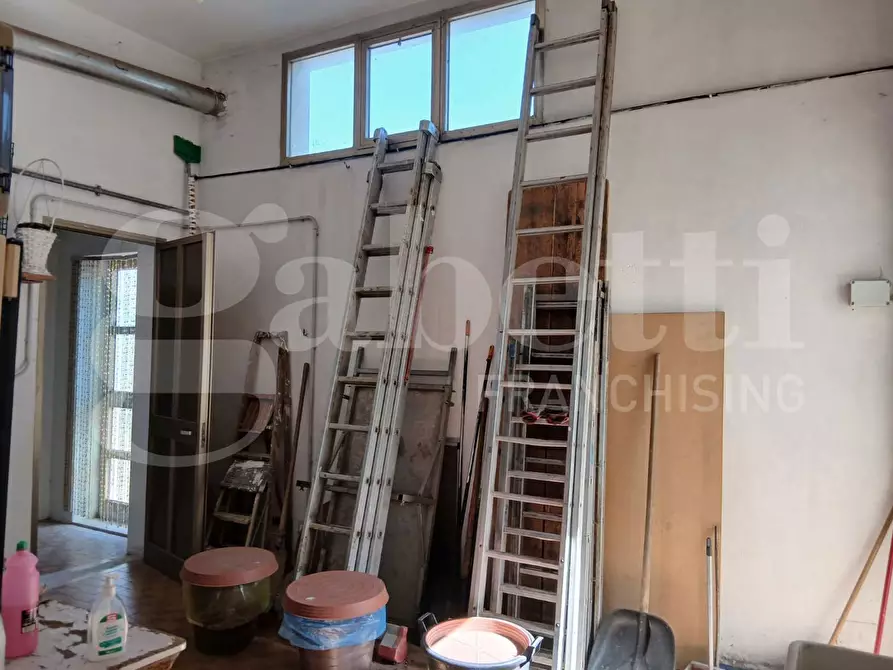 Immagine 7 di Negozio in vendita  in Via Garibaldi, 1 a Cento