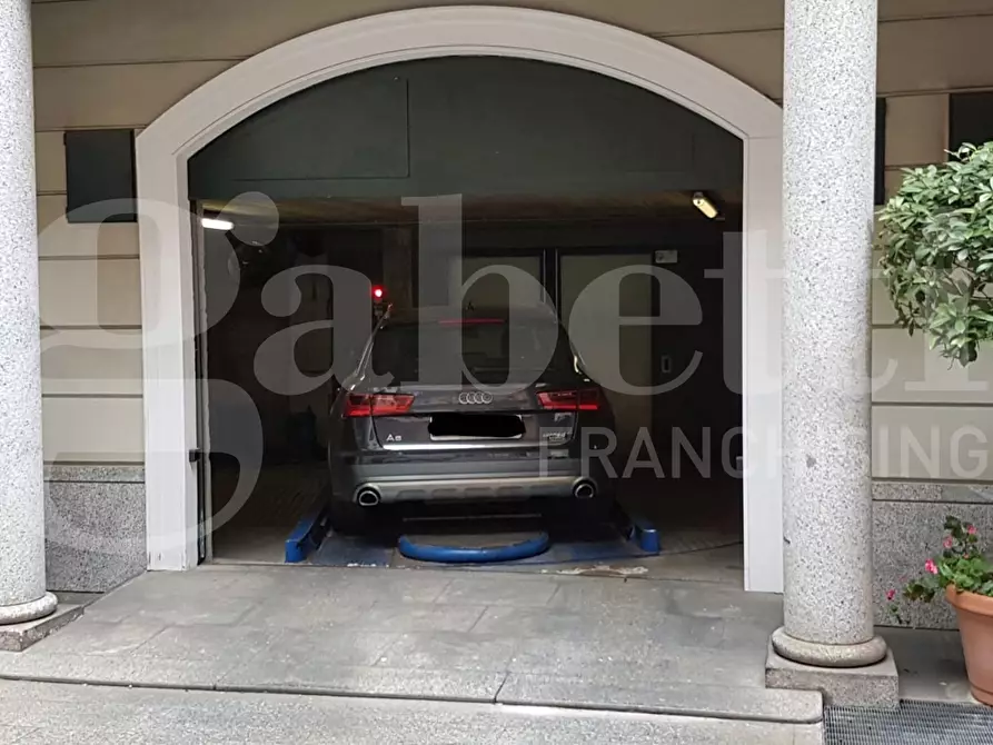 Immagine 11 di Box auto in vendita  in Corso di porta Romana, 55 a Milano