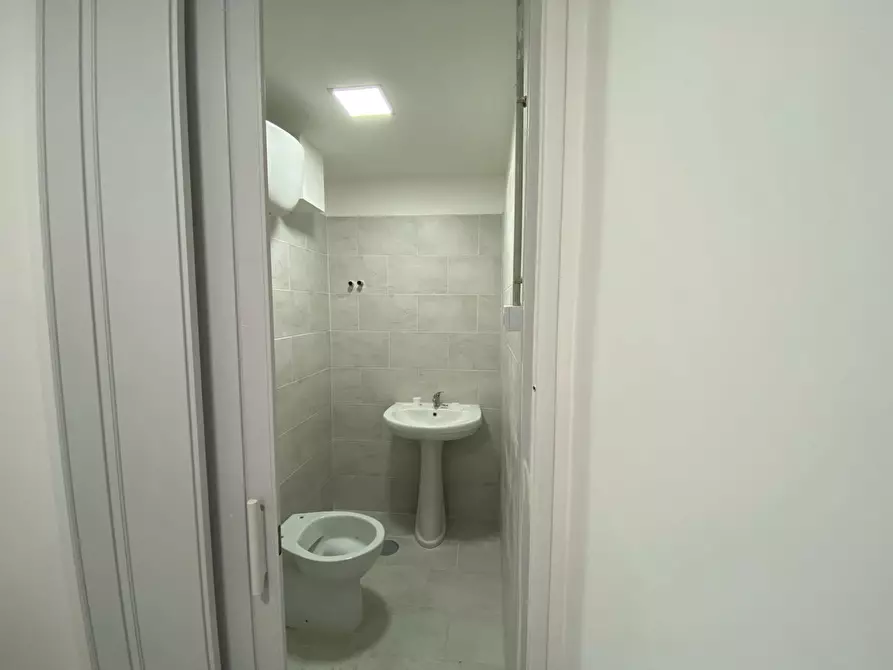 Immagine 3 di Negozio in vendita  in Via Recanati, 57 a San Giorgio A Cremano