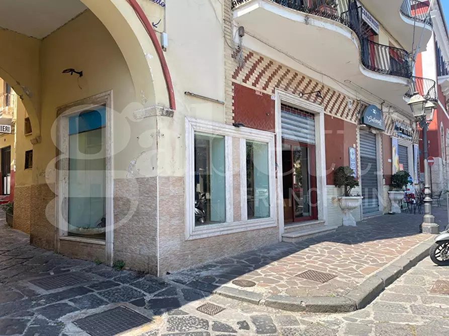 Immagine 12 di Negozio in vendita  in Piazza Traniello, 27 a Gaeta