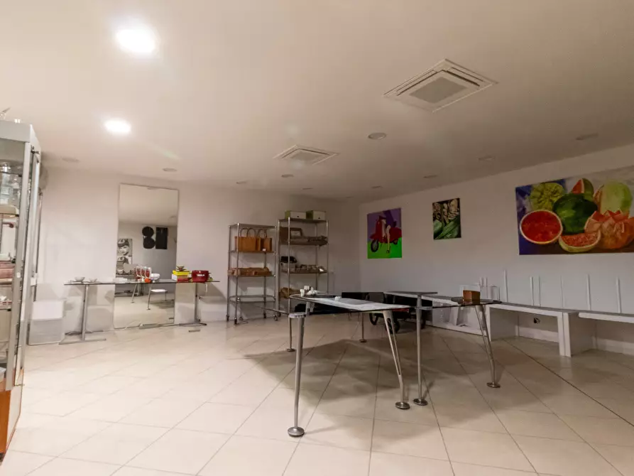 Immagine 25 di Negozio in vendita  in Via della Pietra, 10/A a Bologna
