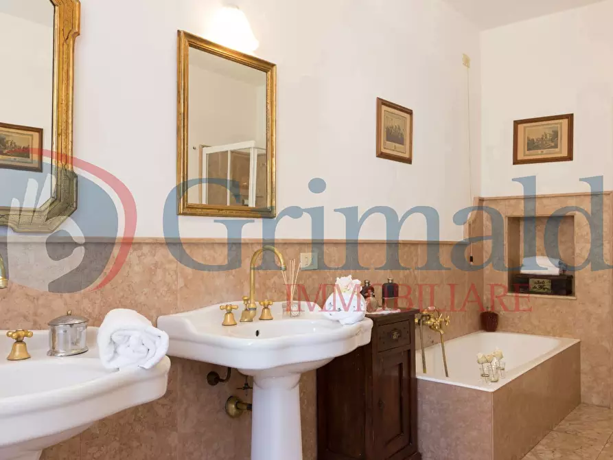 Immagine 16 di Palazzo in vendita  in Via BEATRICE a Massa