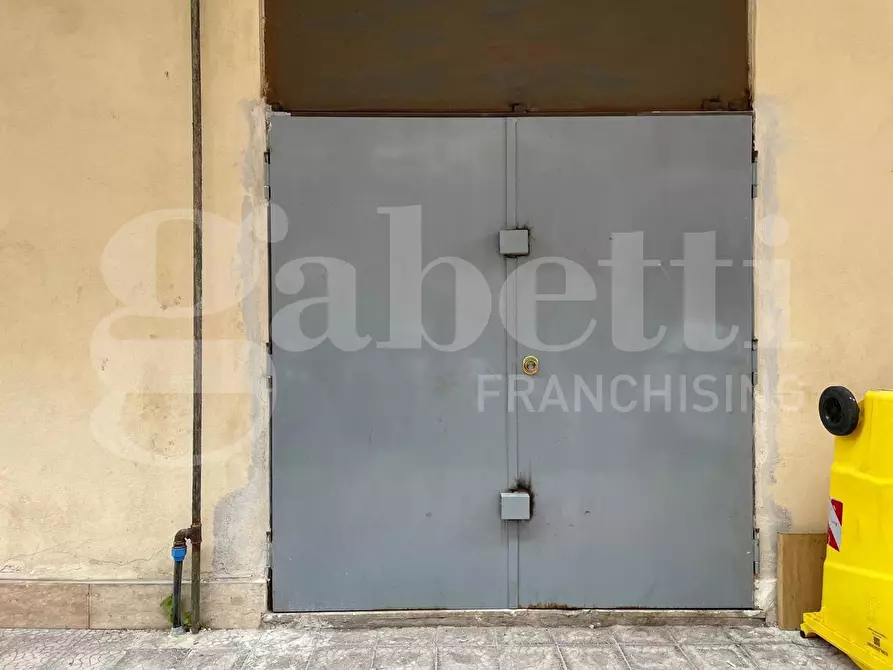 Immagine 8 di Negozio in vendita  in Via Aida, 51 a Napoli