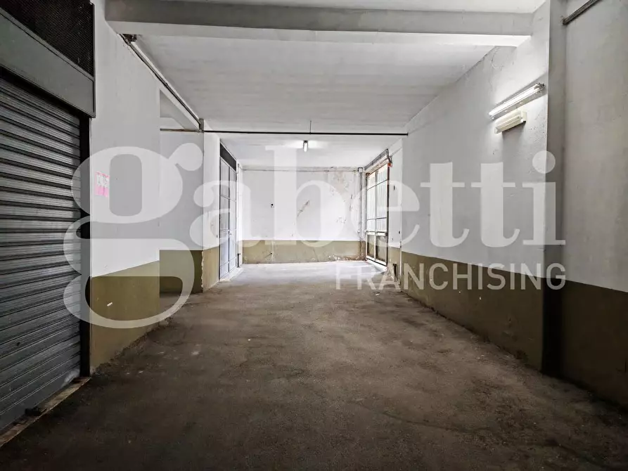 Immagine 5 di Magazzino in vendita  in Via Gramsci a Trani