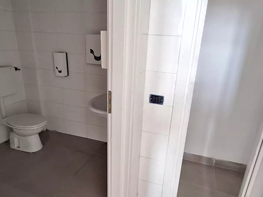 Immagine 10 di Negozio in vendita  in Via Consolare Pompea, 1561 a Messina