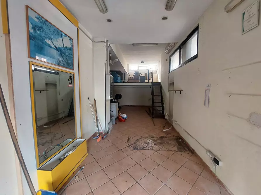Immagine 8 di Negozio in vendita  in Via ANTONIO GENOVESI, 1 a Catanzaro
