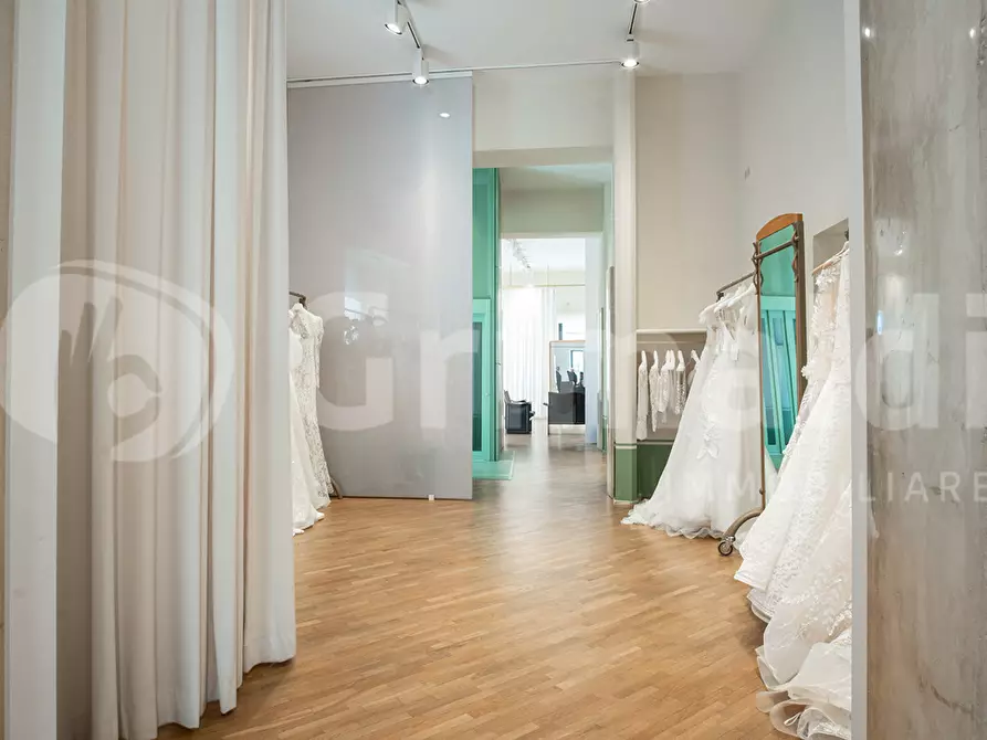 Immagine 2 di Negozio in vendita  in Piazza Annunziata, 12 a Marigliano