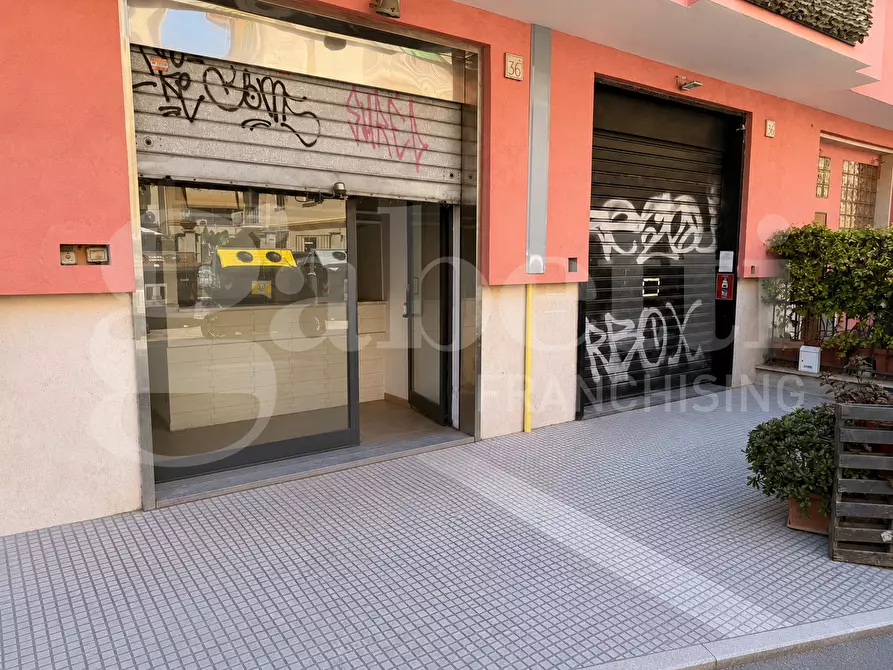 Immagine 12 di Negozio in affitto  in Via delle Rose a Roma