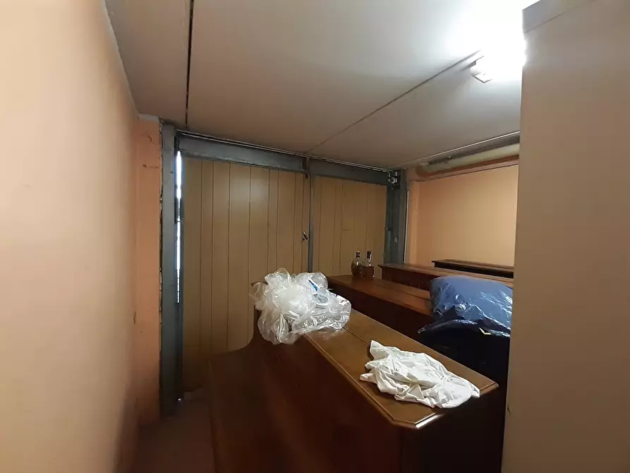 Immagine 5 di Negozio in vendita  in Via dandolo a Legnano