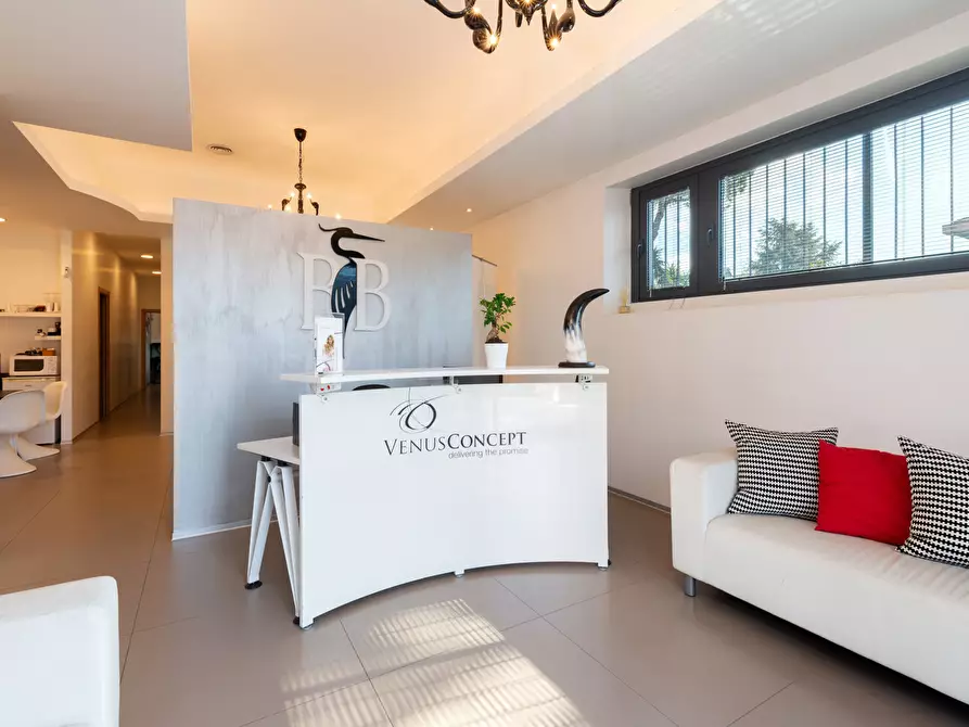 Immagine 2 di Negozio in vendita  in Via Giovanni Gastaldi, 40 a Roma