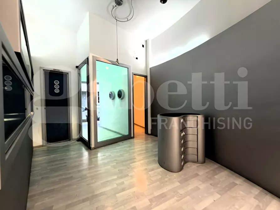 Immagine 14 di Negozio in vendita  in Via Oberdan, 99 a Lecce