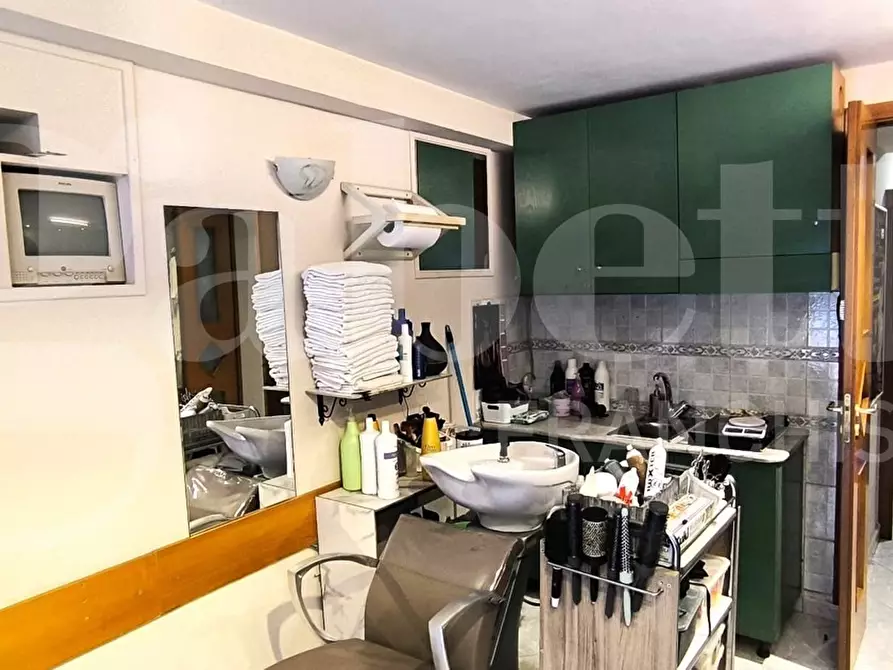 Immagine 17 di Negozio in vendita  in Via Foria a Napoli