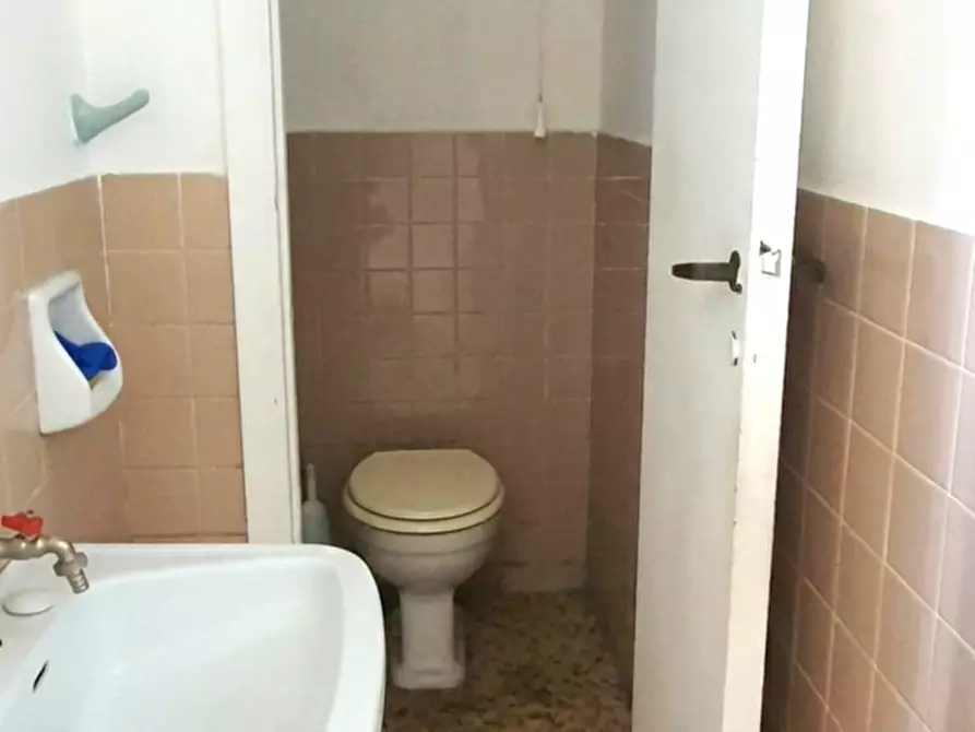 Immagine 6 di Negozio in vendita  in Via Umberto Giordano a Palermo