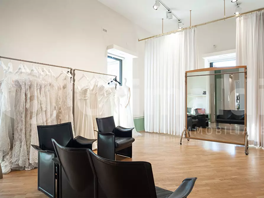 Immagine 17 di Negozio in vendita  in Piazza Annunziata, 12 a Marigliano