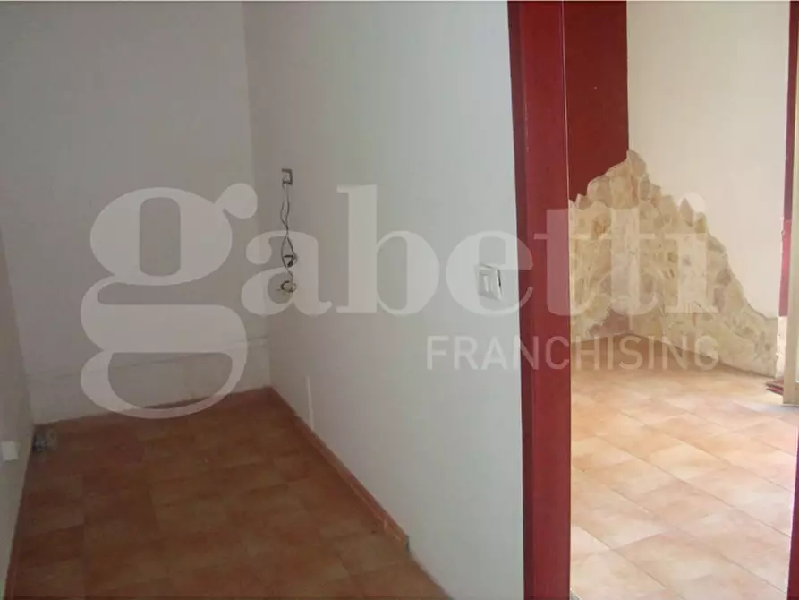 Immagine 10 di Negozio in vendita  in Via Cesare Colizza, 33 a Marino