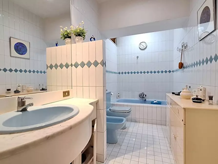 Immagine 27 di Appartamento in vendita  in Corso Umberto I a Napoli