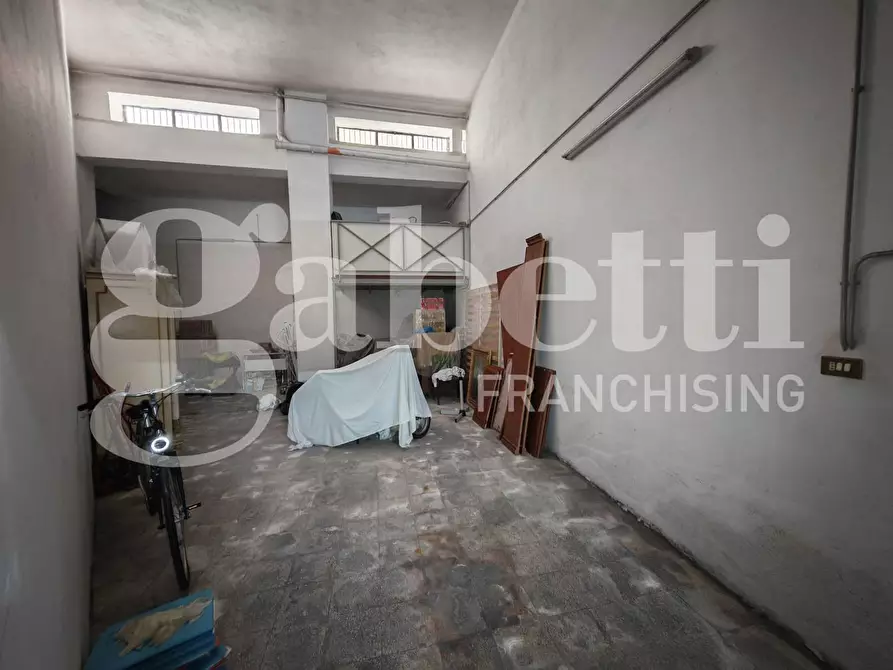 Immagine 7 di Magazzino in vendita  in Via Gramsci a Trani
