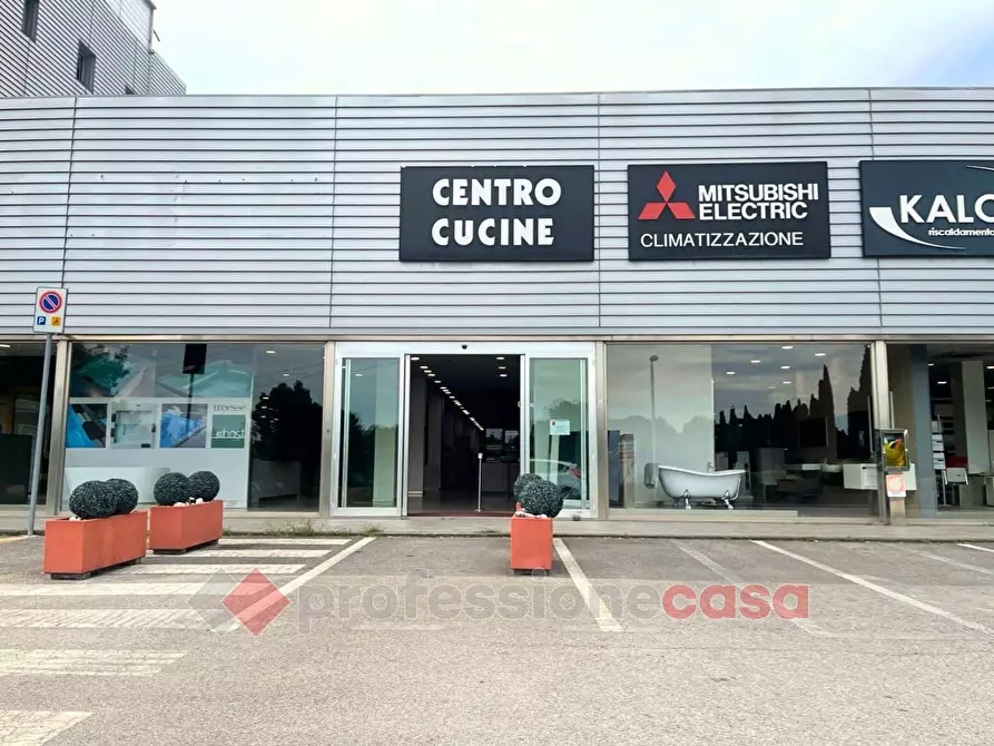 Immagine 2 di Negozio in vendita  in Via Pievaiola a Perugia