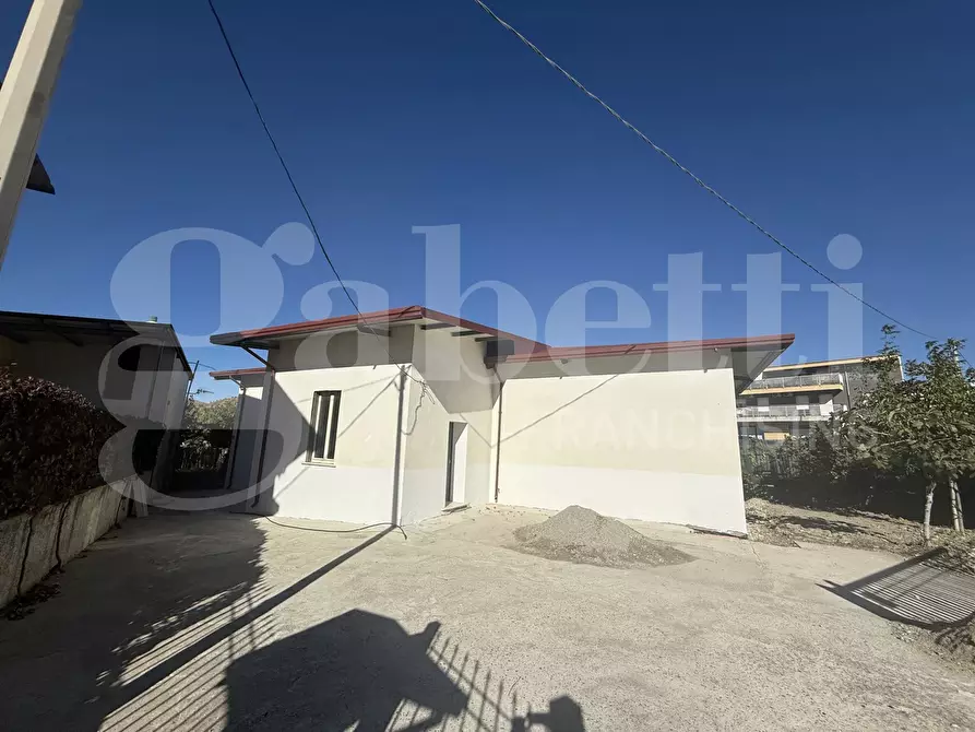 Immagine 1 di Casa indipendente in vendita  in Viale MAGNA GRECIA, 128/B a Catanzaro