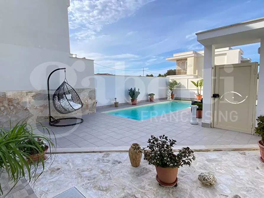 Immagine 1 di Casa trifamiliare in vendita  in Via Andrea Gusmai a Trani