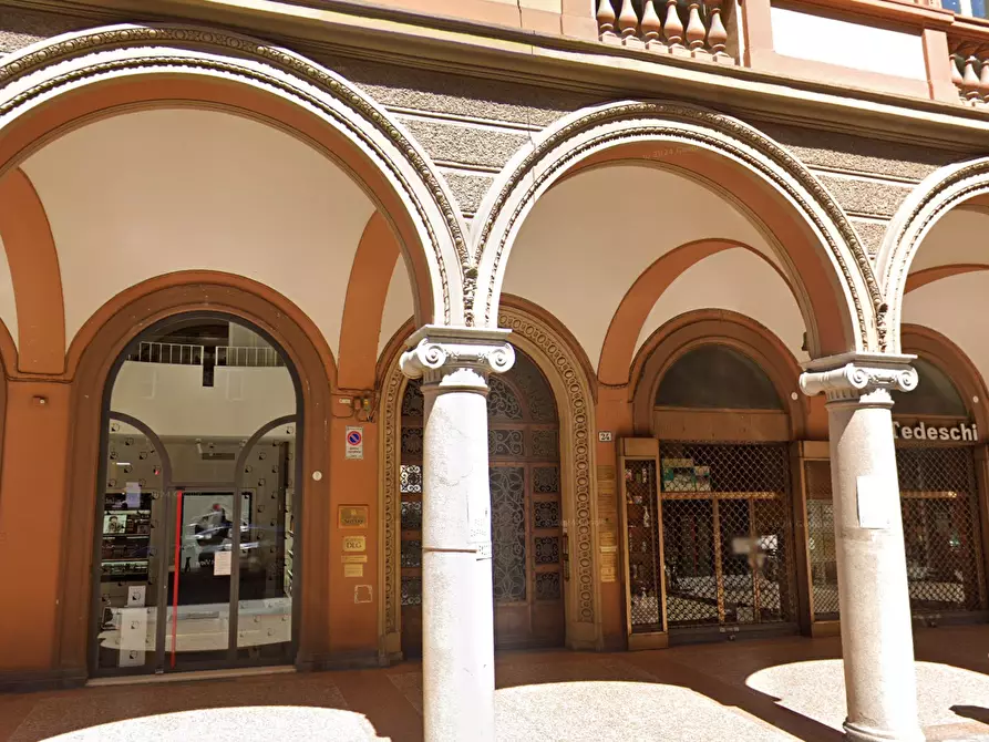 Immagine 1 di Appartamento in vendita  in Via Farini, 24 a Bologna
