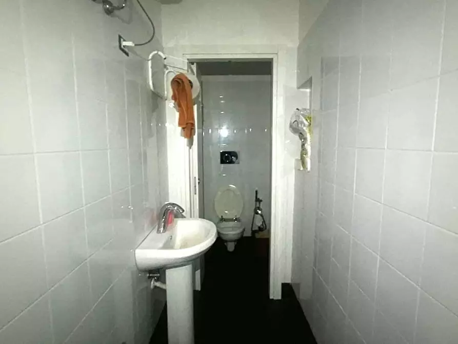 Immagine 12 di Negozio in affitto  in Via Cesare Augusto a Pozzuoli