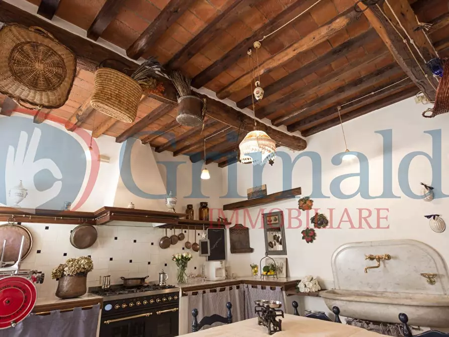 Immagine 5 di Palazzo in vendita  in Via BEATRICE a Massa