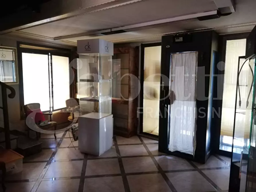 Immagine 3 di Negozio in affitto  in Via del Vecchio a Orta Di Atella