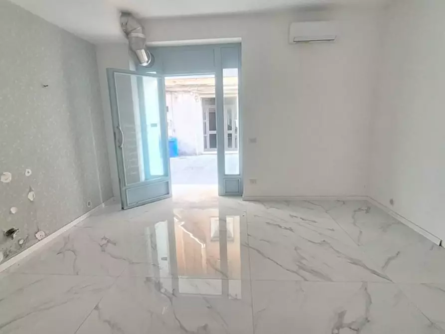 Immagine 7 di Negozio in affitto  in Via Cesare Augusto a Pozzuoli