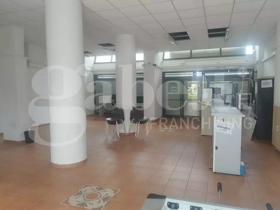 Immagine 4 di Negozio in vendita  in Piazza G.B.TEDESCO, 9 a Taranto