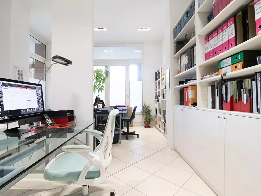 Immagine 6 di Negozio in vendita  in Via della Pietra, 10/A a Bologna