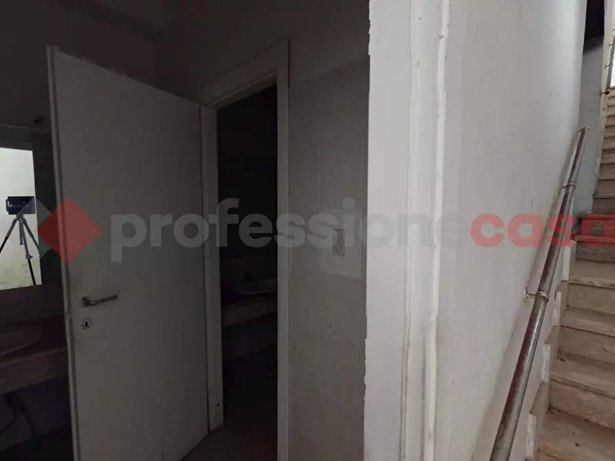 Immagine 17 di Negozio in vendita  in Via della Casetta Mattei a Roma