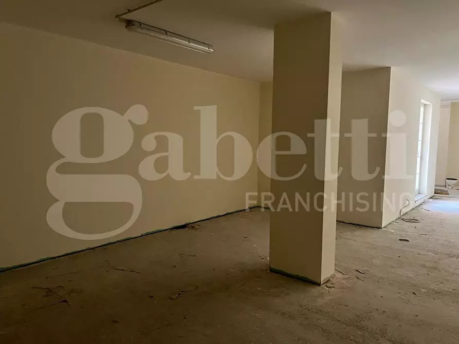 Immagine 9 di Magazzino in vendita  in Via MONSIGNOR OLINDO RUGGIERI, 34 a Martina Franca