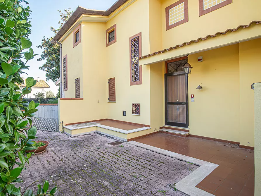 Immagine 43 di Casa trifamiliare in vendita  in Via della Bilancia, 47 a Sabaudia