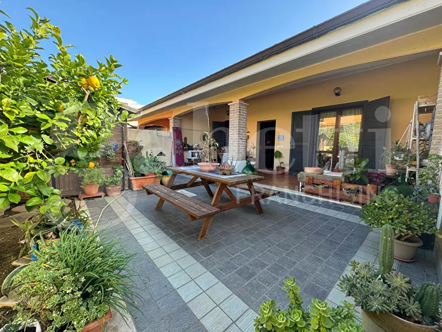 Immagine 1 di Casa trifamiliare in vendita  in Via dora baltea, 6 a Ardea