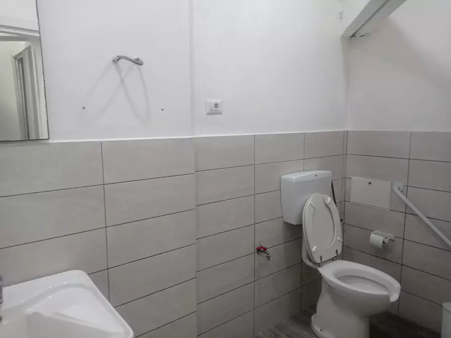 Immagine 5 di Negozio in vendita  in Via Axa - Via Eschilo, 72/L a Roma