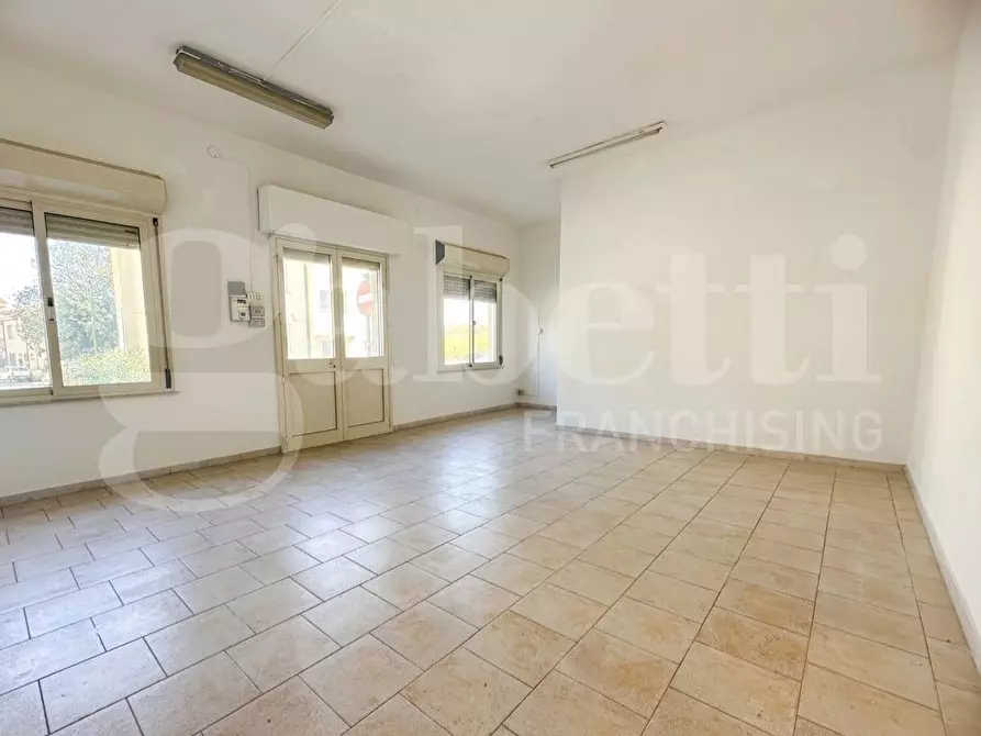 Immagine 1 di Negozio in vendita  in Via Cagliari, 89 a Capoterra