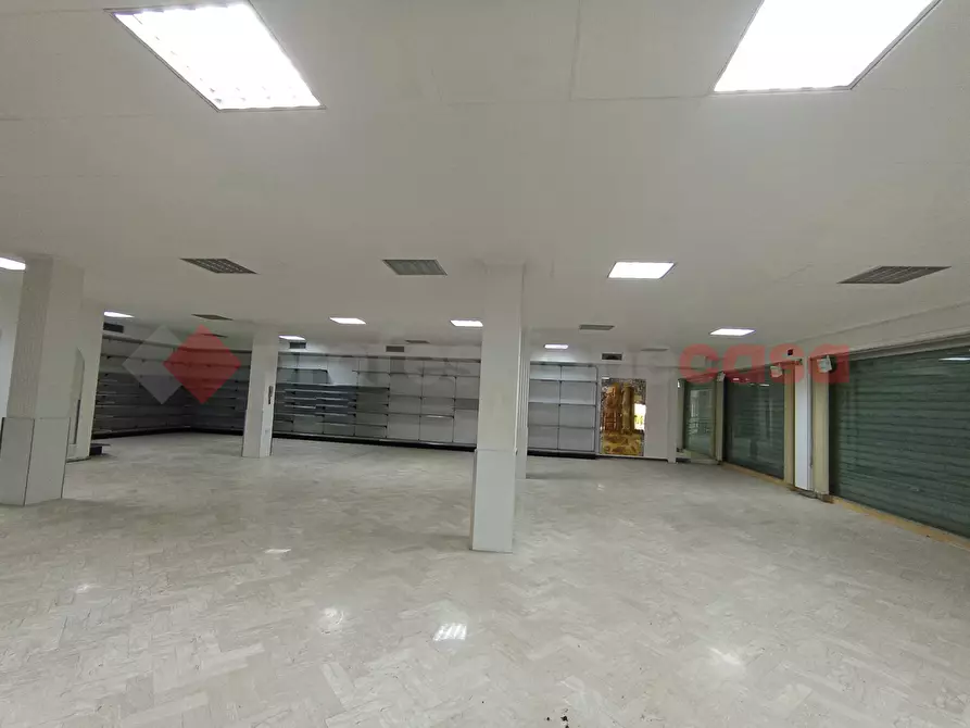 Immagine 2 di Negozio in affitto  in Via Curiel a Spoleto